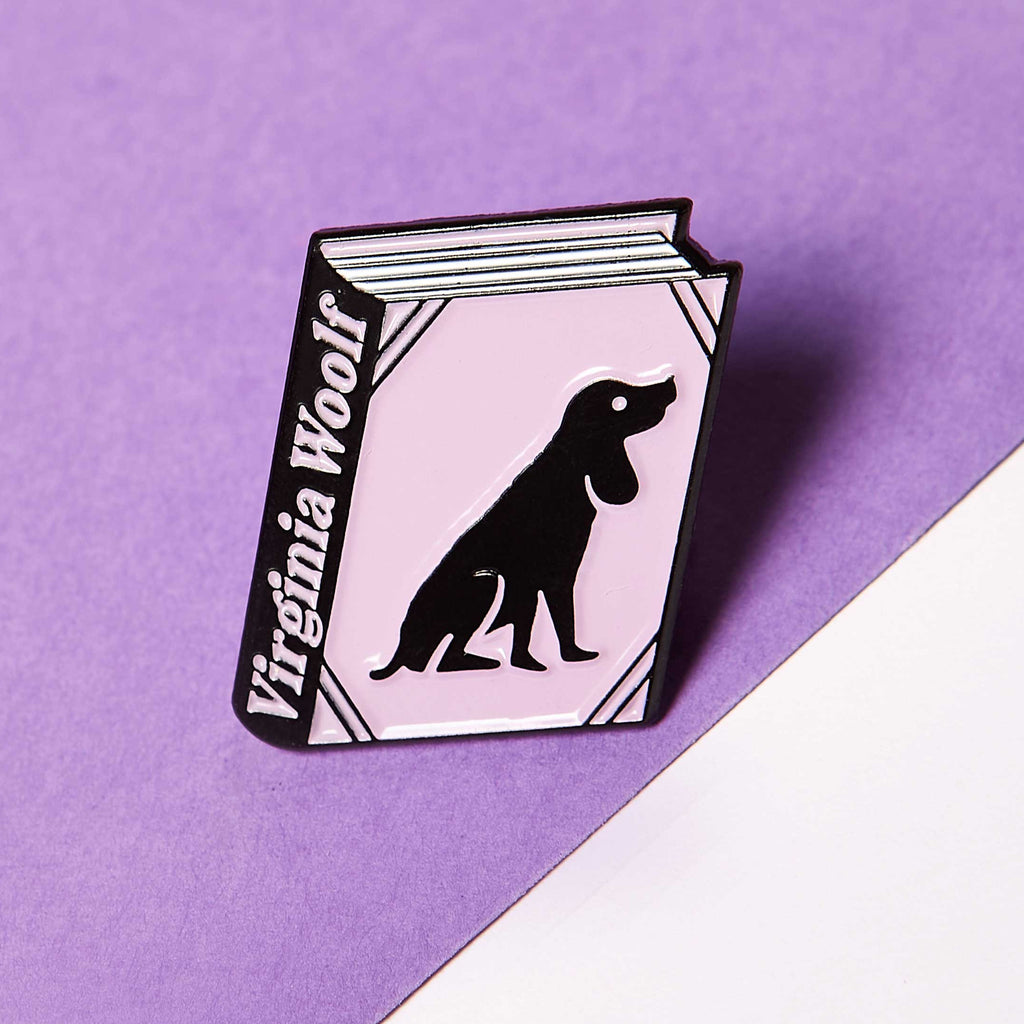 Flush Book Pin von Virginia Woolf Emaille-Buch-Pin — Großhandel für Buchhandlungen | Ein Buch zum Tragen
